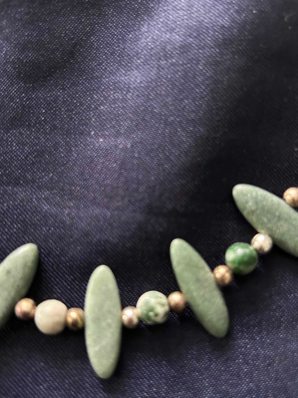 NECKLACE AGATE GEMSTONE SLICES LT GREEN WITH GREEN/WHITE BEADS & GREEN/WHITE